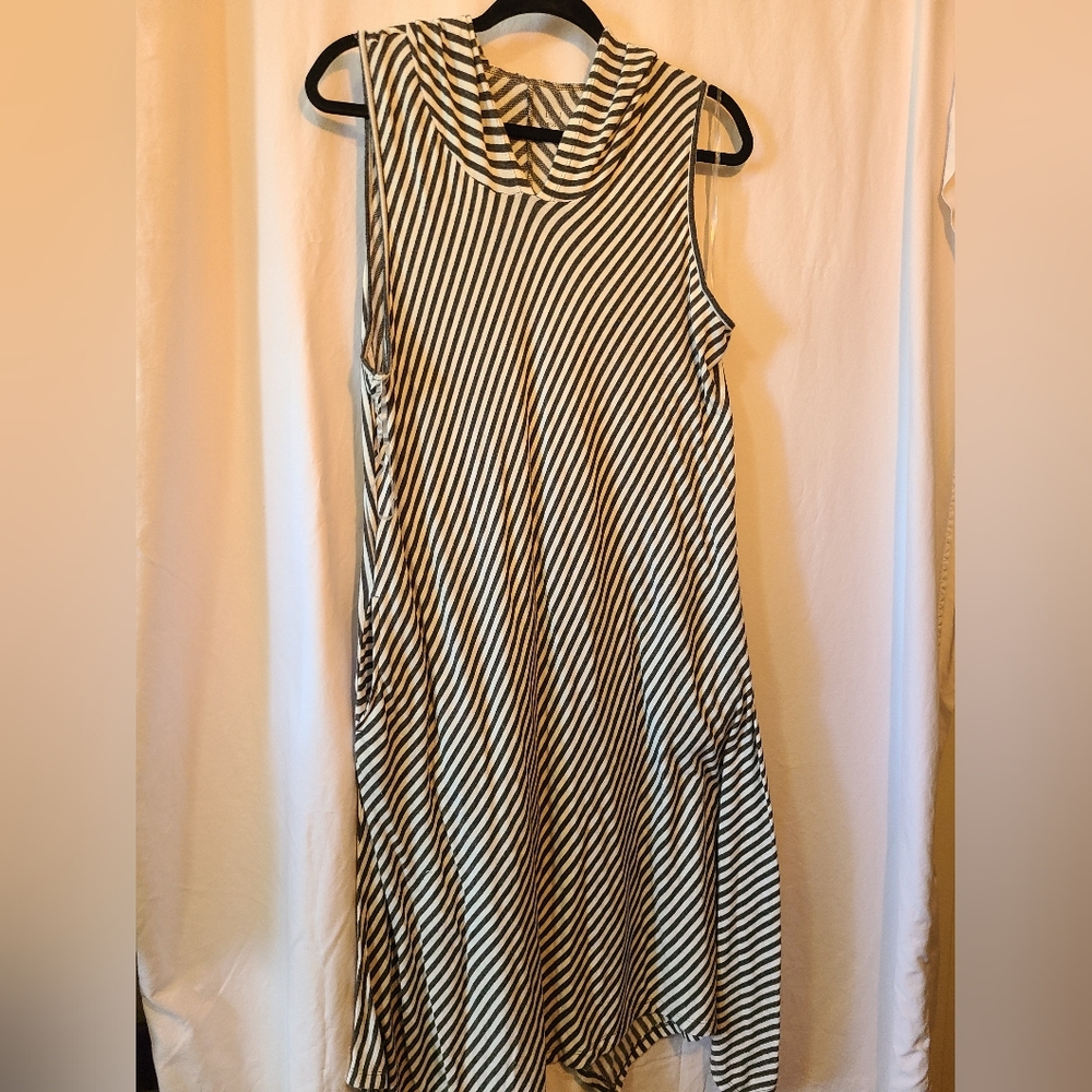 Livi, 18/20, white and charcoal stripes